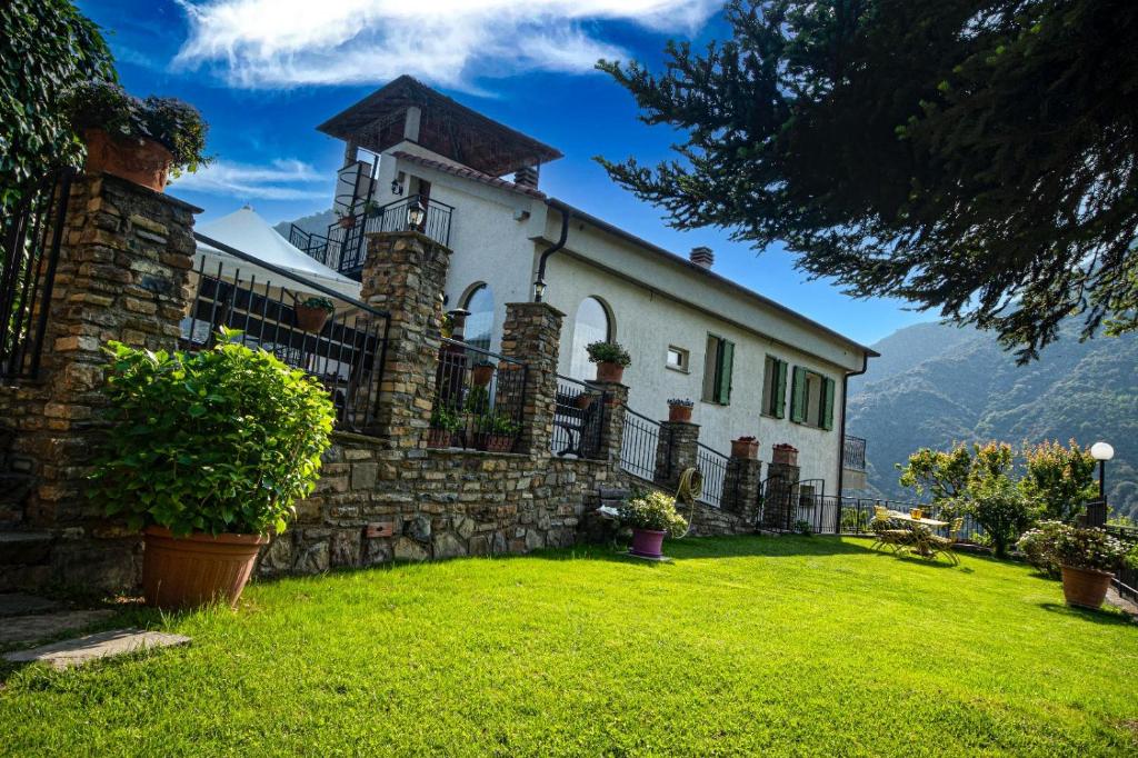 ein Haus mit einem Rasenplatz davor in der Unterkunft Il Poggio di Maro' in Badalucco