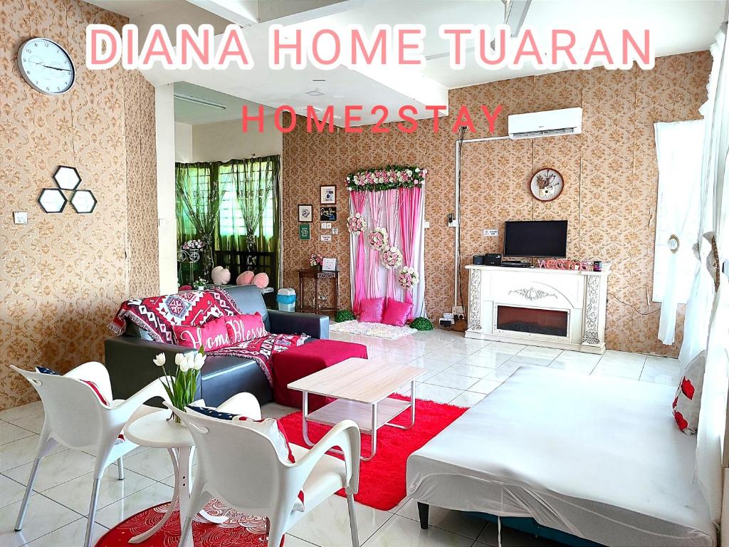 - un salon avec un canapé et un tapis rouge dans l'établissement Diana Home @ Tuaran, à Tuaran