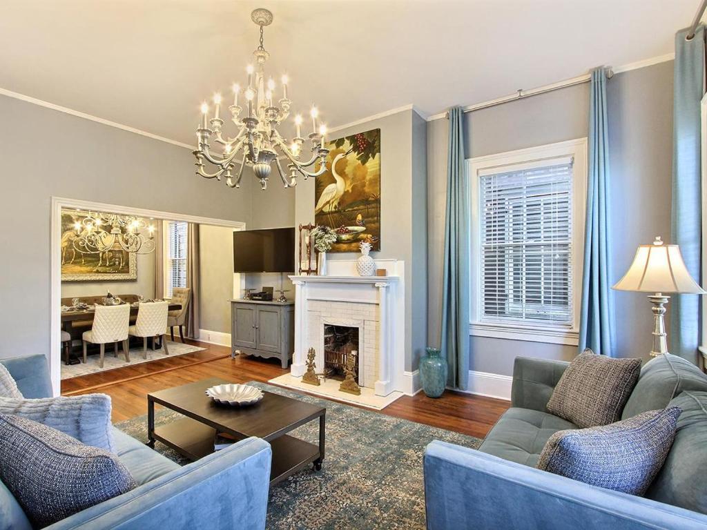 uma sala de estar com mobiliário azul e uma lareira em Southern Hall Estate em Savannah