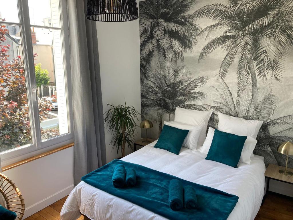 Un dormitorio con una cama con una manta azul. en Le George Sand- hyper centre lumineux en Tours