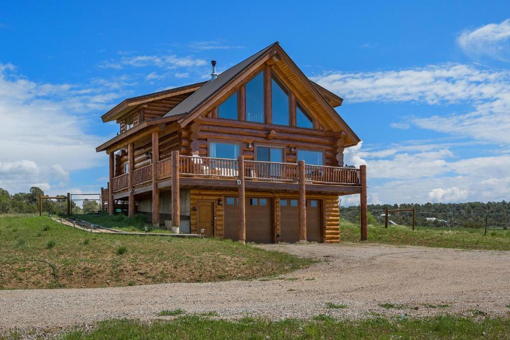 Casa de madera grande con balcón en una colina en 272 Sundance, en Durango