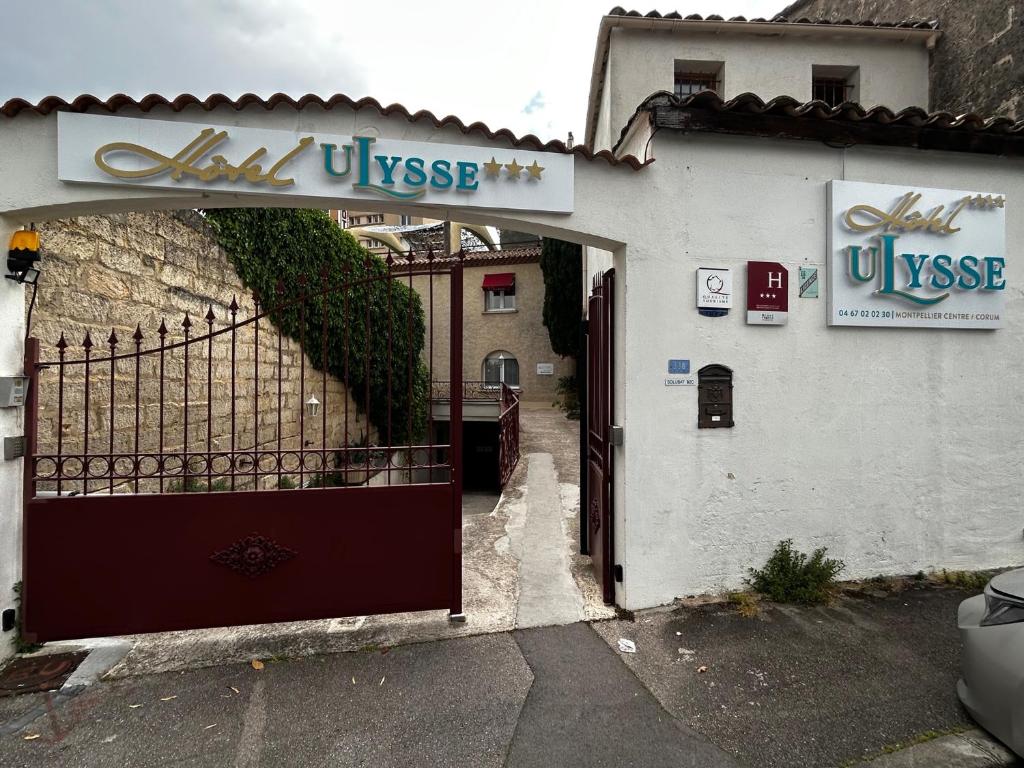 an entrance to a building with a large gate at Hôtel Ulysse Montpellier Centre in Montpellier