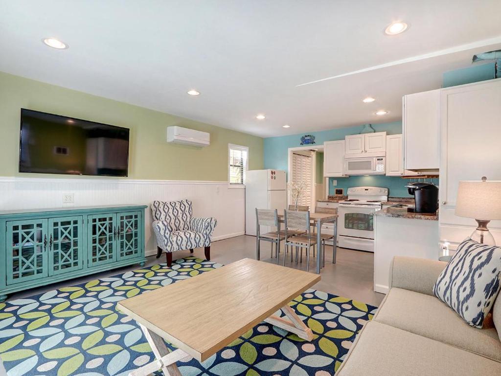 uma cozinha e sala de estar com um sofá e uma mesa em Tybee Tyme Lower em Tybee Island