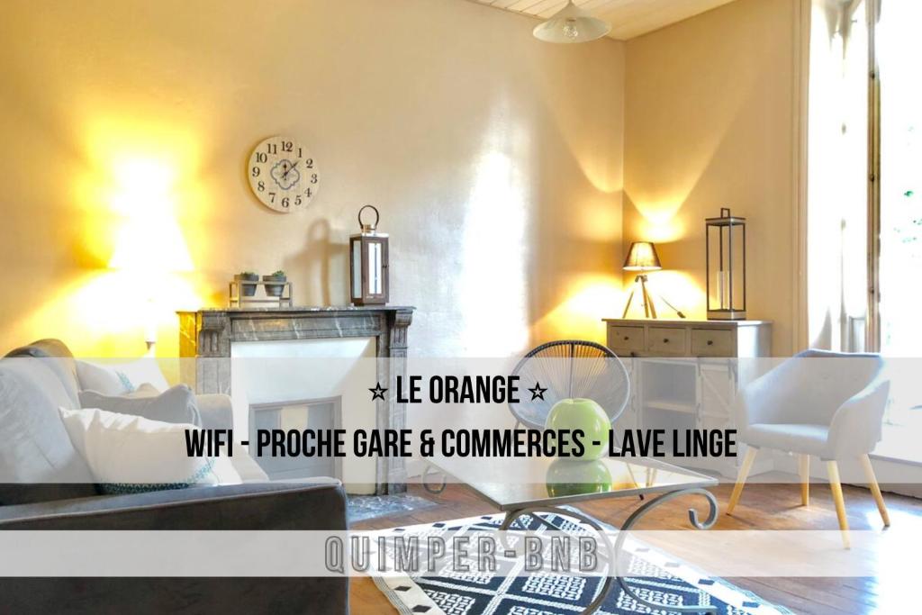un salon avec un canapé et une table dans l'établissement LE ORANGE - Confort - Wifi - Entre Gare et Centre, à Quimper