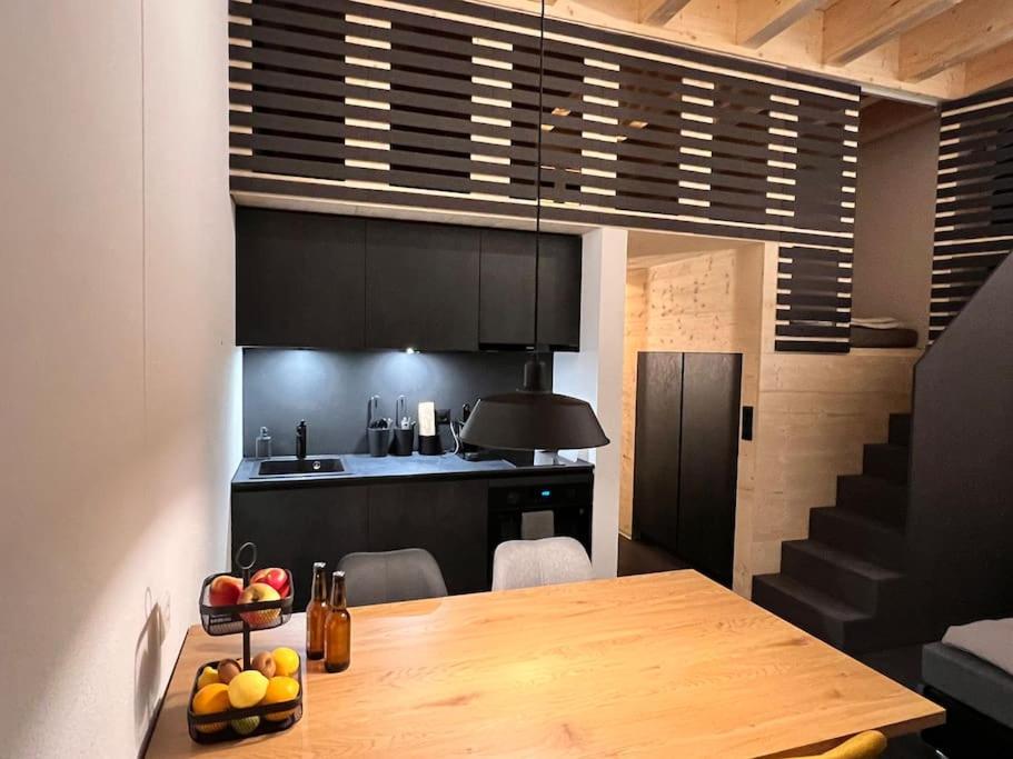 een keuken met een houten tafel in een kamer bij studio suite 2 im fresh-cube 