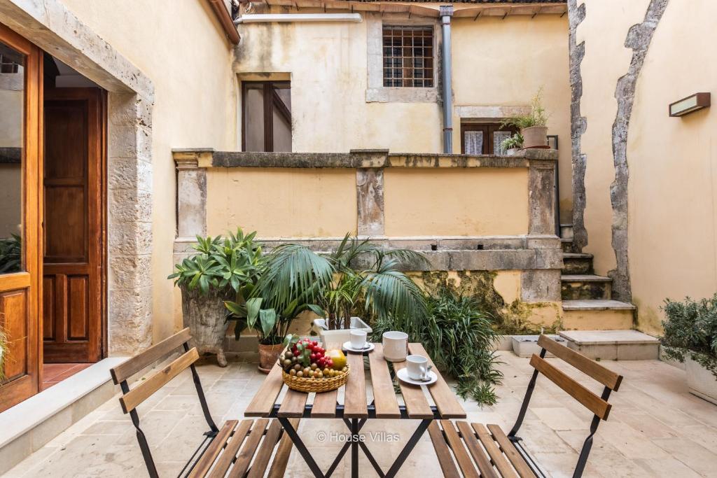 ノートにあるHouse&Villas - Antico Baglioの中庭のパティオ(テーブル、椅子付)
