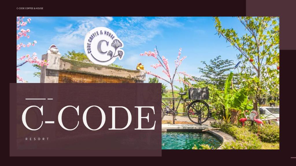 um sinal em frente a uma casa com piscina em C-Code Resort em Lom Sak