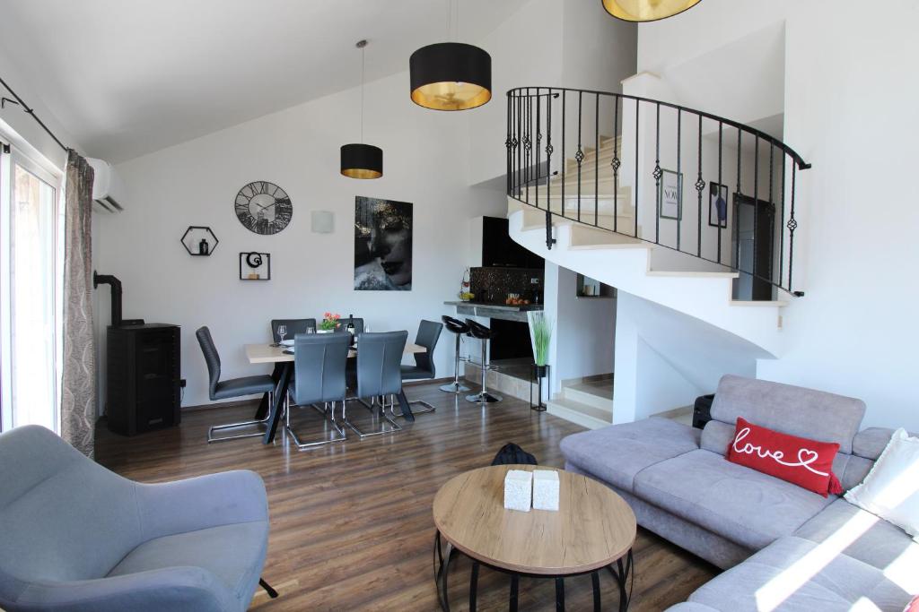Posedenie v ubytovaní Luxury apartment Duće with private pool