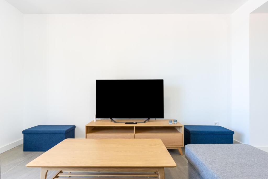 Televízia a/alebo spoločenská miestnosť v ubytovaní Beachfront Apartment 034