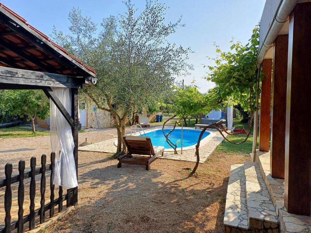 Basen w obiekcie Holiday House Pulina lub w pobliżu