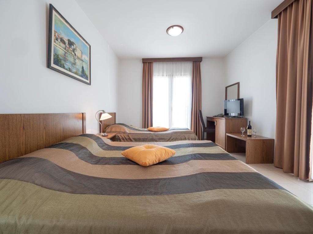 Apartments Butua - 11