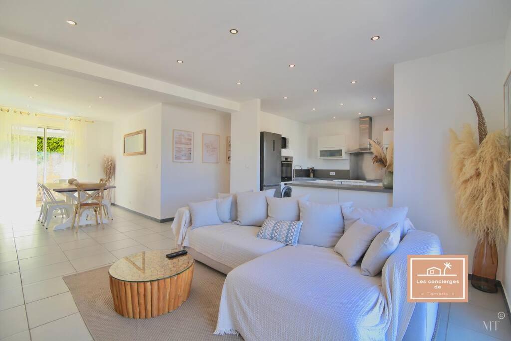 ein Wohnzimmer mit einem weißen Sofa und einer Küche in der Unterkunft villa bonheur in Saint-Mandrier-sur-Mer