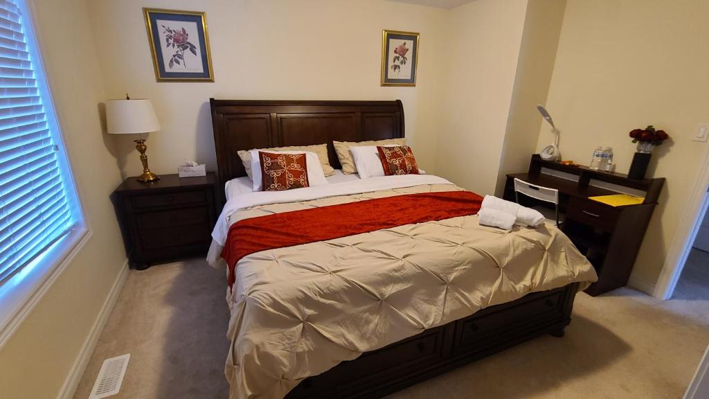 1 dormitorio con 1 cama grande y 2 mesitas de noche en Beautiful Master Bedroom, TV, Wi-fi, Laundry, Parking, en Cambridge