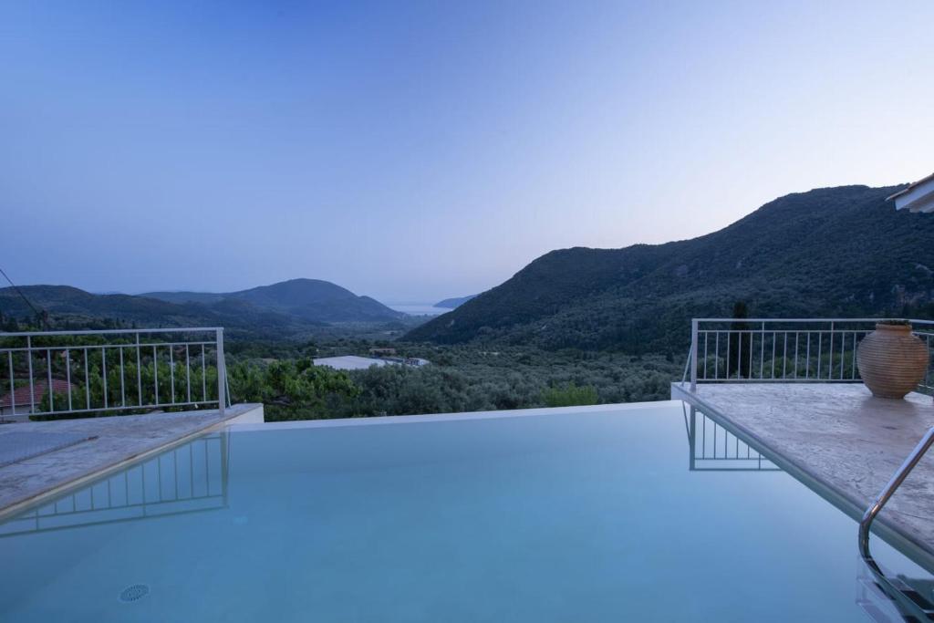 SívrosにあるPanoutsis Villa - Sivros Lefkadaの山々の景色を望むヴィラ