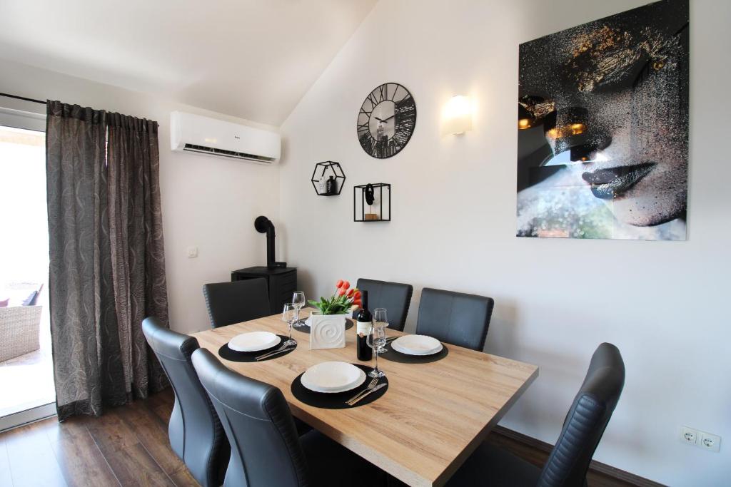 Posedenie v ubytovaní Luxury apartment Duće with private pool