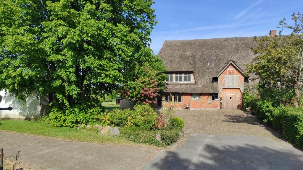 a large brick house with a gambrel roof at FeWo Strohbrück in Quarnbek