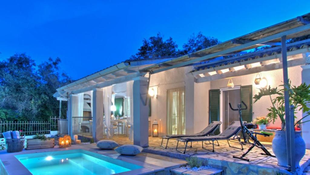 una casa con piscina por la noche en Kanakades Olive Cottage, en Kanakádes