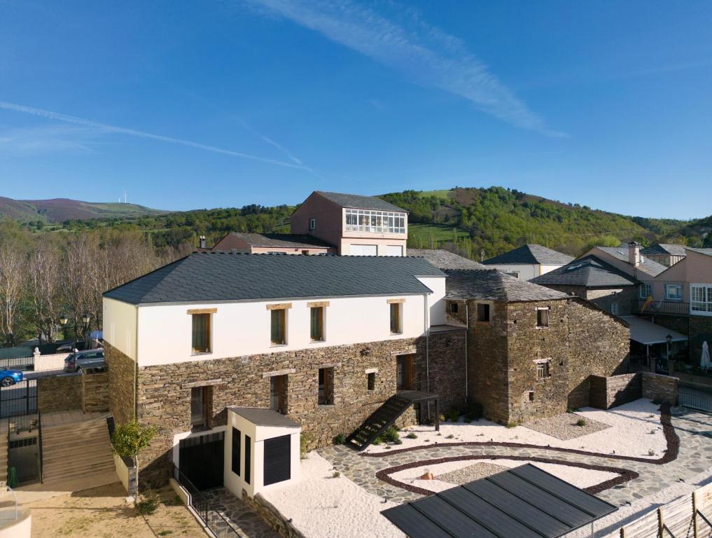 eine Luftansicht eines großen Steingebäudes in der Unterkunft Hotel Alda Triacastela in Tríacastela