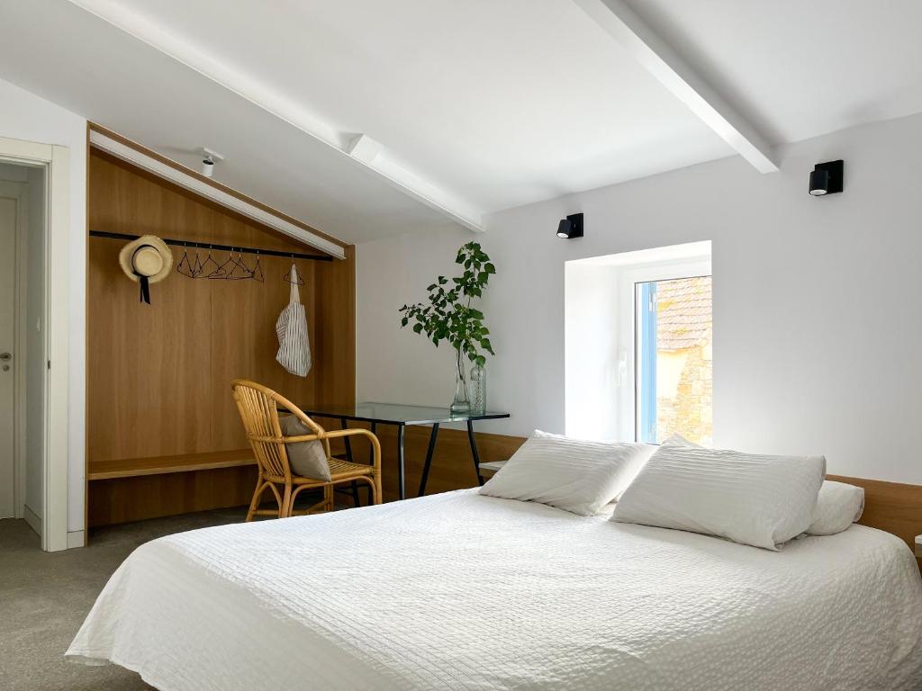 1 dormitorio con cama blanca y escritorio en seixurra 31, en A Coruña