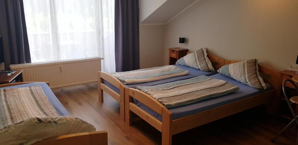 Postel nebo postele na pokoji v ubytování Pension Strohm im Lieth Café