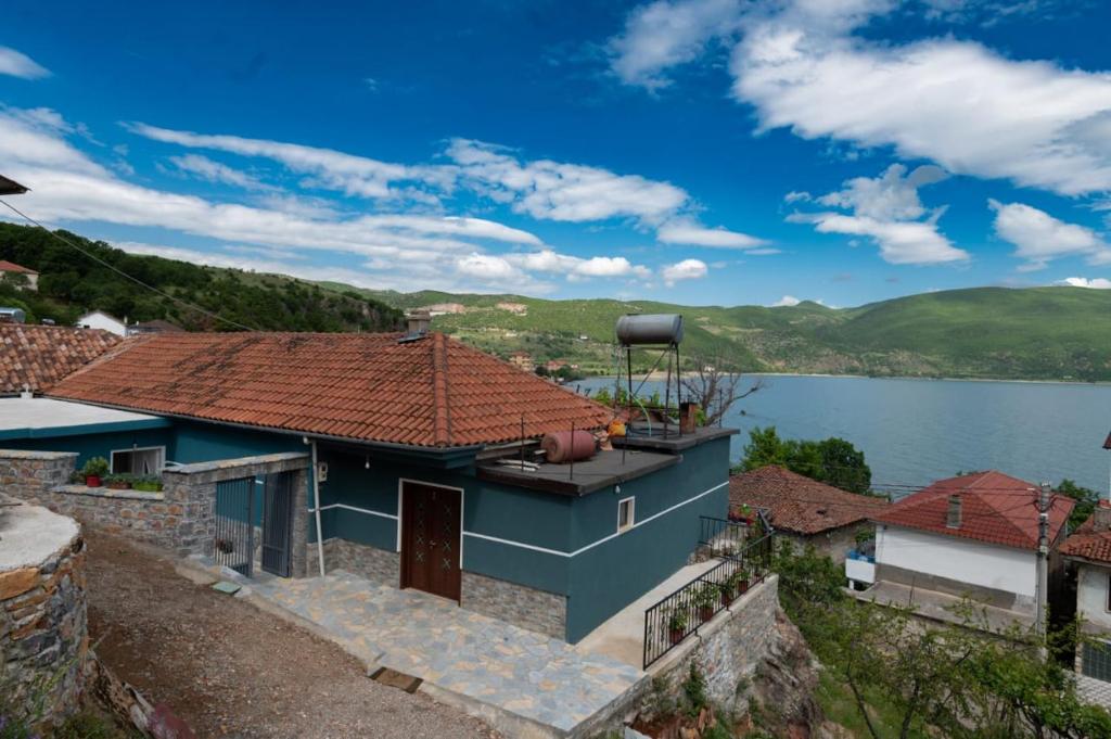 uma casa com vista para um lago em ERTEO Guest House em Pogradec