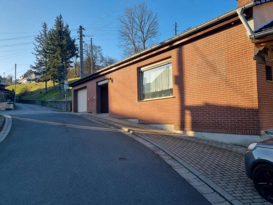 una strada vuota accanto a un edificio di mattoni di Ferienwohnung Bänsch a Bad Sulza
