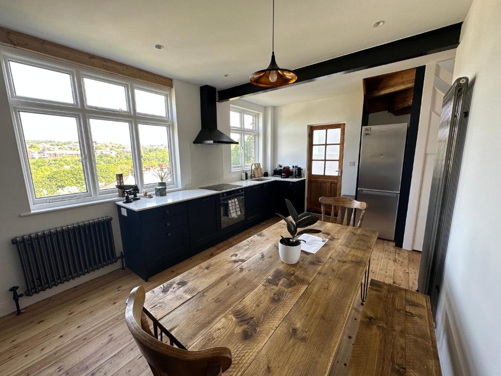 - une cuisine avec une table en bois dans une chambre dans l'établissement Stylish Unique 3 Bedroom House Hastings, à Hastings