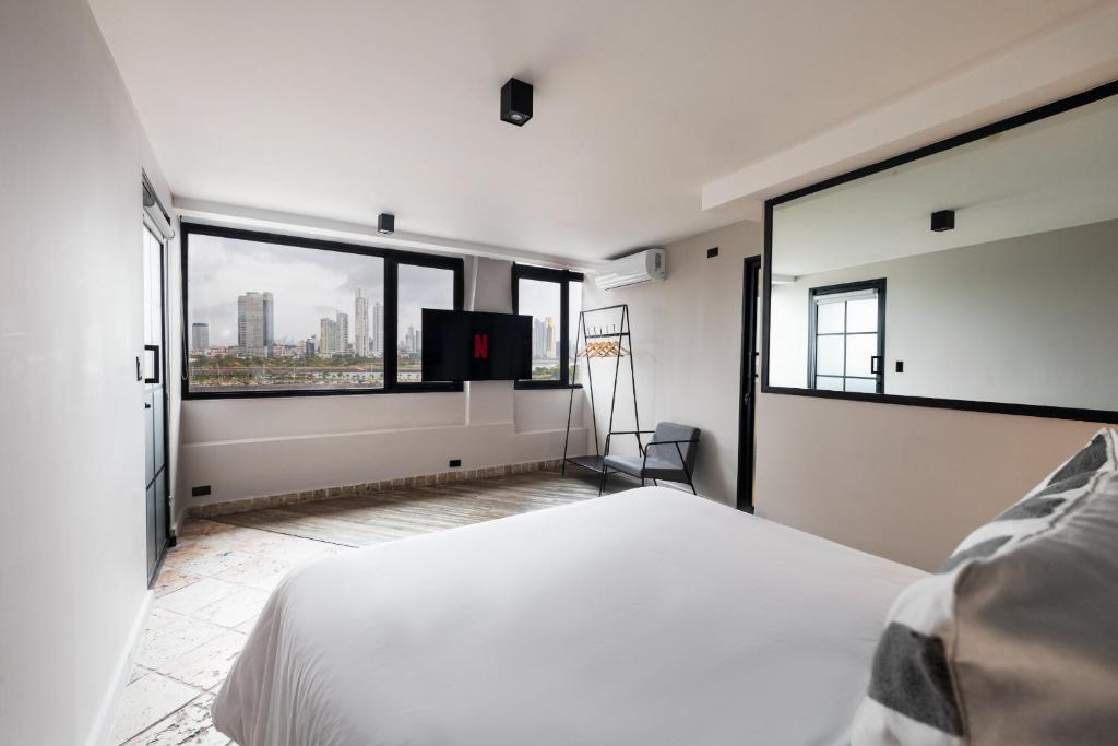 Postel nebo postele na pokoji v ubytování AmazINN Places Penthouse Deluxe, Skyline and Private Rooftop