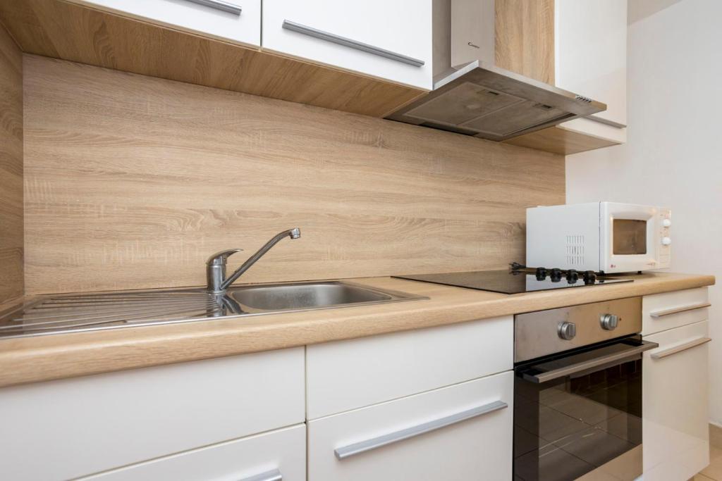 Kuchyň nebo kuchyňský kout v ubytování Apartment Martina by El-Pi Tours
