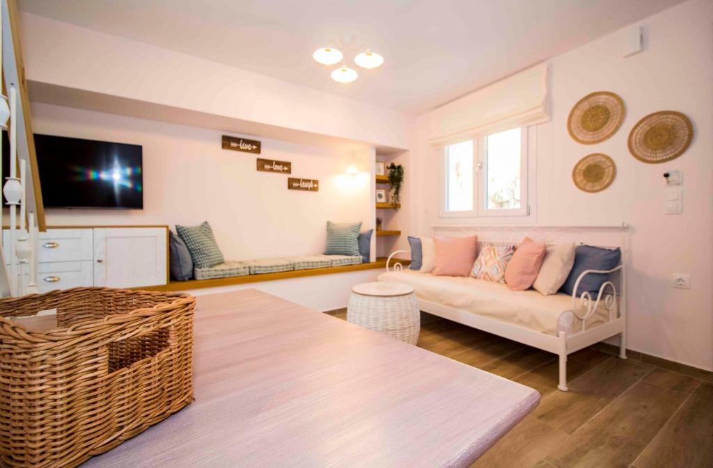 TV a/nebo společenská místnost v ubytování Cosy House in the Heart of Gytheio