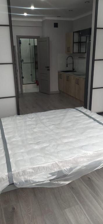 1 cama grande en una habitación con espejo en Стильная, уютная квартира для отдыха № 53, en Almaty