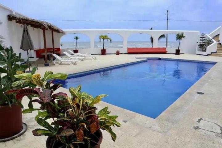 een groot zwembad met uitzicht op de oceaan bij Pelican View & Sunsets! in Bahía de Caráquez
