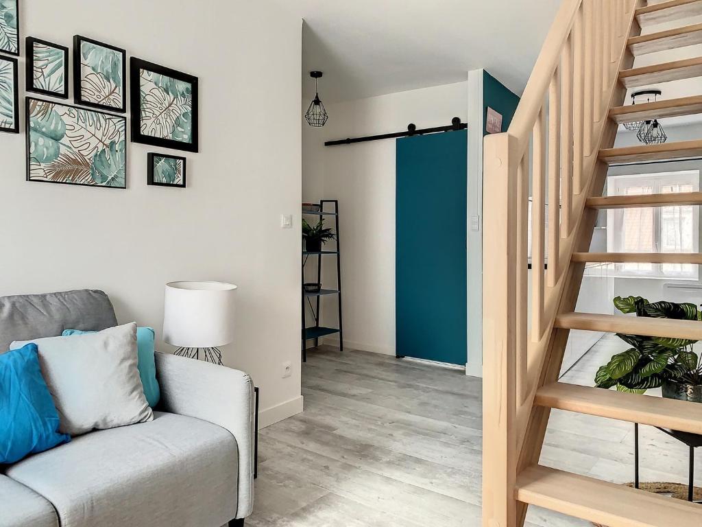 un salon avec un canapé et un escalier dans l'établissement Marley Home - Résidence Makiwica, à Boulogne-sur-Mer