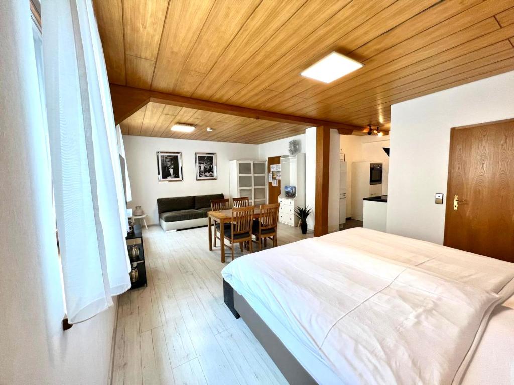 1 dormitorio con 1 cama grande y comedor en Ferienhaus Möhrle 3, en Überlingen