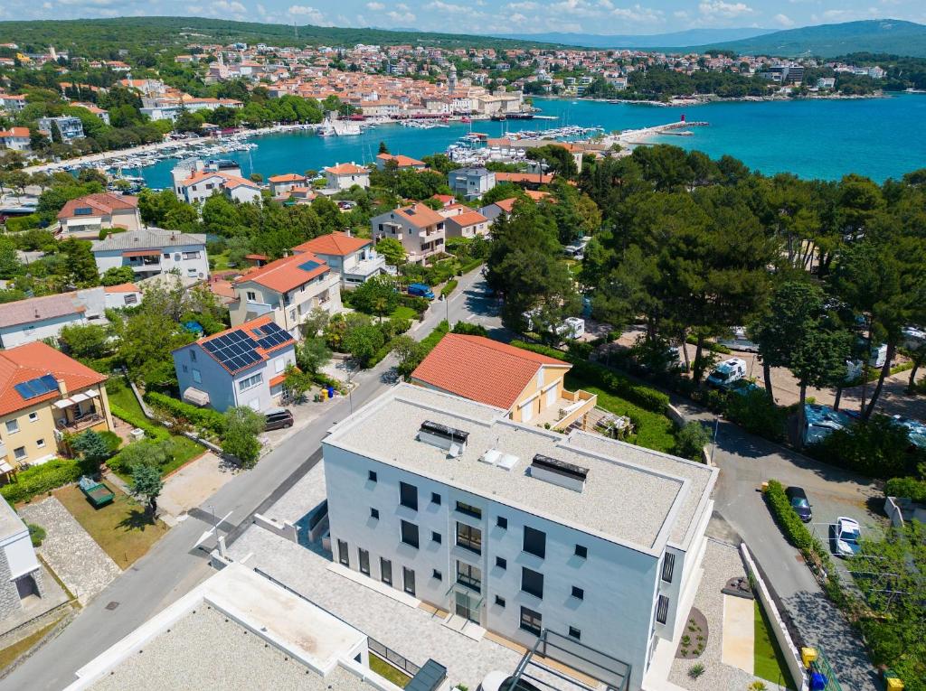 una vista aerea di una città e dell'acqua di Villa Sabic By The Sea a Krk