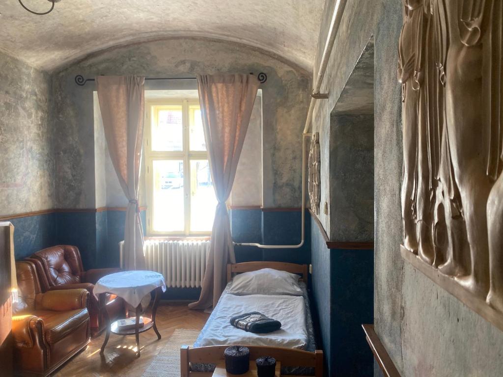 mały pokój z łóżkiem i oknem w obiekcie Apartmán Bohéma w mieście Kouřim