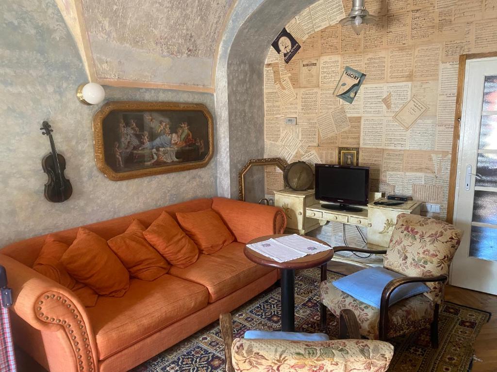 salon z kanapą i stołem w obiekcie Apartmán Bohéma w mieście Kouřim