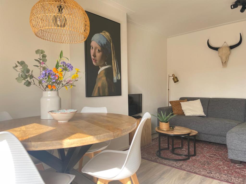 salon ze stołem i kanapą w obiekcie Zandvoortferienwohnungen w Zandvoort