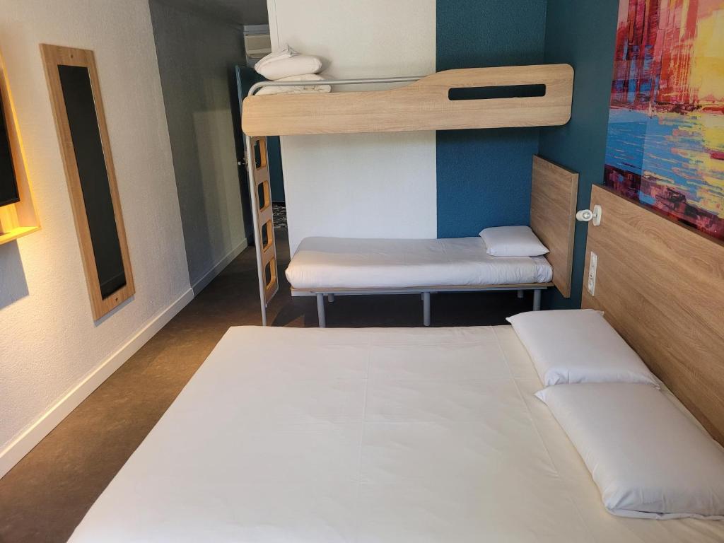 Postel nebo postele na pokoji v ubytování KYRIAD DIRECT LYON NORD - Dardilly