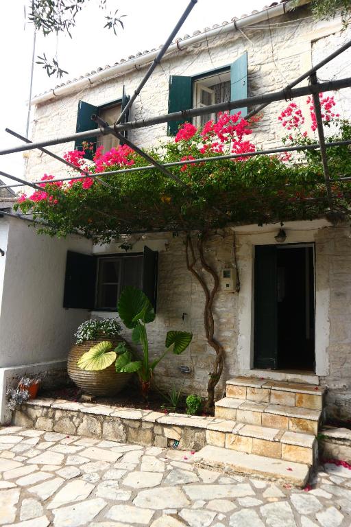 a house with flowers on the side of it at Reset cottage in Velianitátika