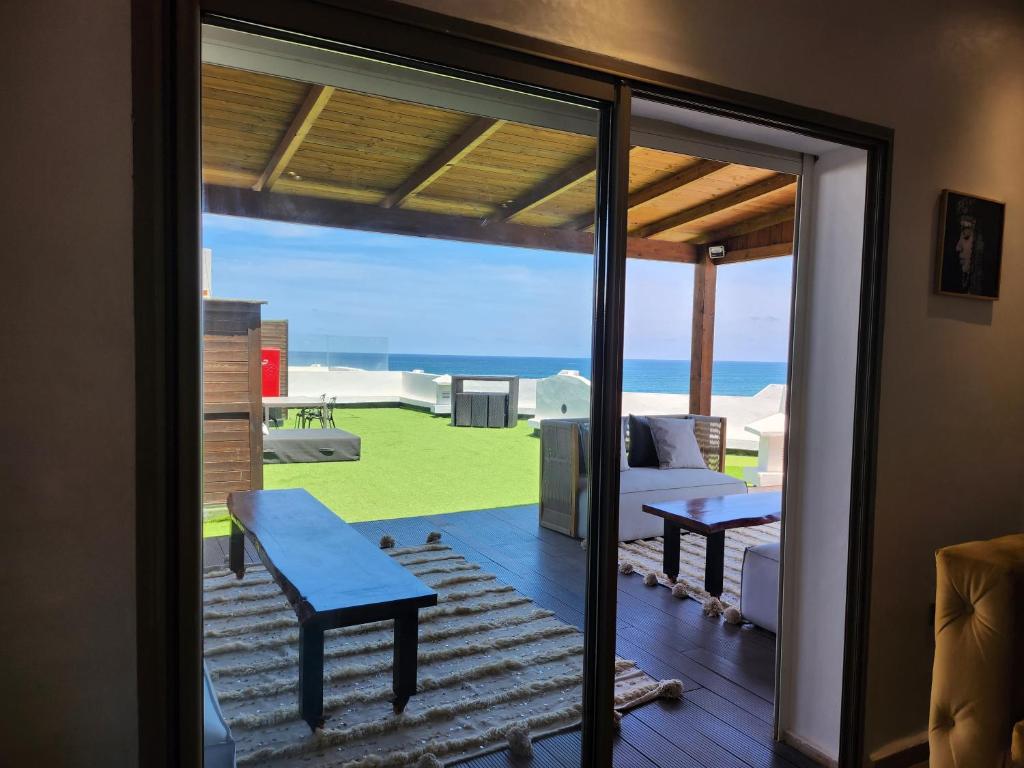 ダル・ブアッザにあるMagnifique Penthouse 140m2 de terrasse vue merの海の景色を望むリビングルーム