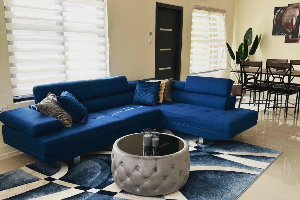 Sofá azul en la sala de estar con mesa en Casa Bella Vista @ Pyramid Point, en Ocho Ríos