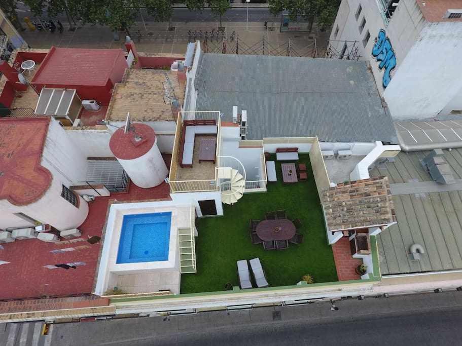 una vista aérea de una casa con patio en Gran casa con piscina centro de sevilla Vistas, en Sevilla