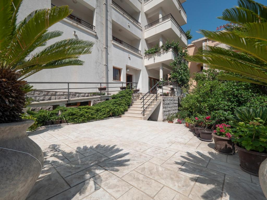 un patio de un edificio con plantas y escaleras en Apartments Butua, en Budva