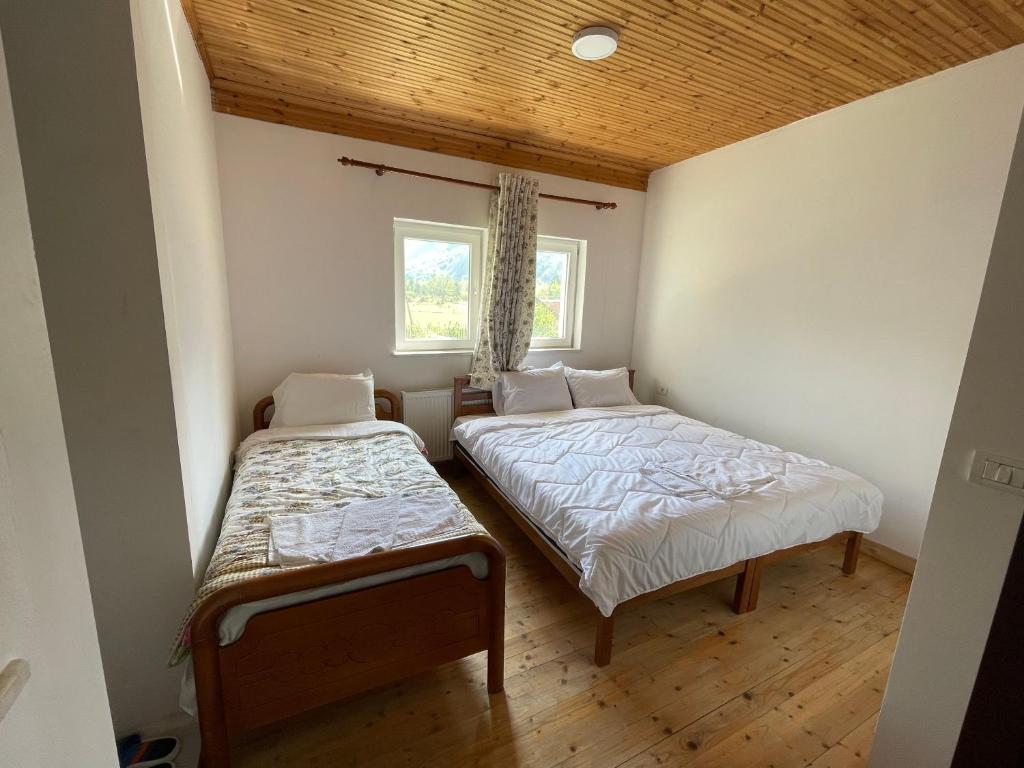 Postel nebo postele na pokoji v ubytování BUJTINA IZET SELIMAj