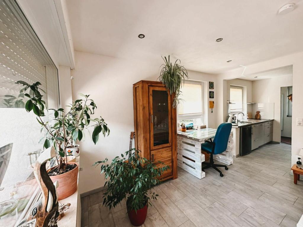 an office with a desk and a computer in a room at ☆Gemütliche 1-Zimmerwohnung mit Terrasse☆ 