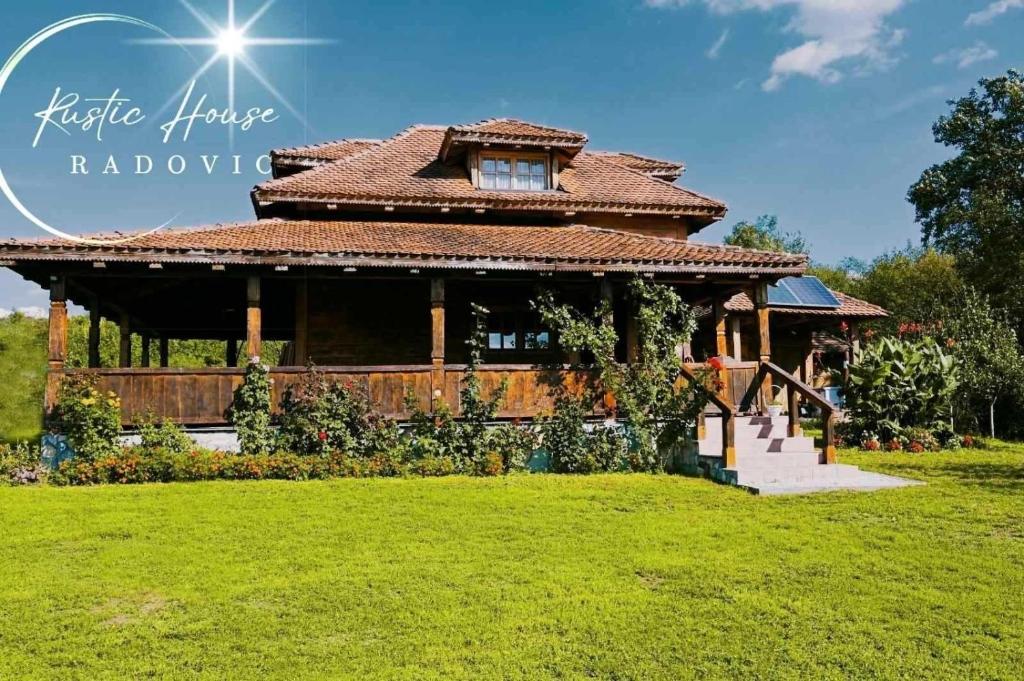 une grande maison avec un toit dans une cour dans l'établissement Rustic House Radovic, à Knić