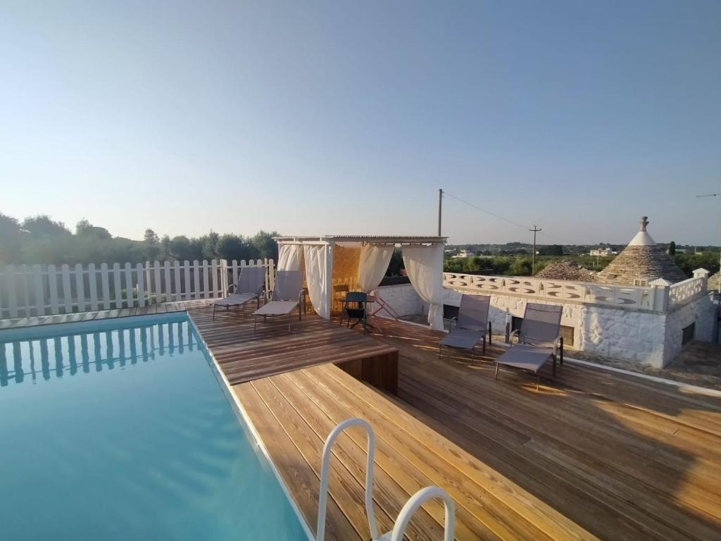 une piscine sur la terrasse d'une maison dans l'établissement Trullo il Carrubo, à Alberobello