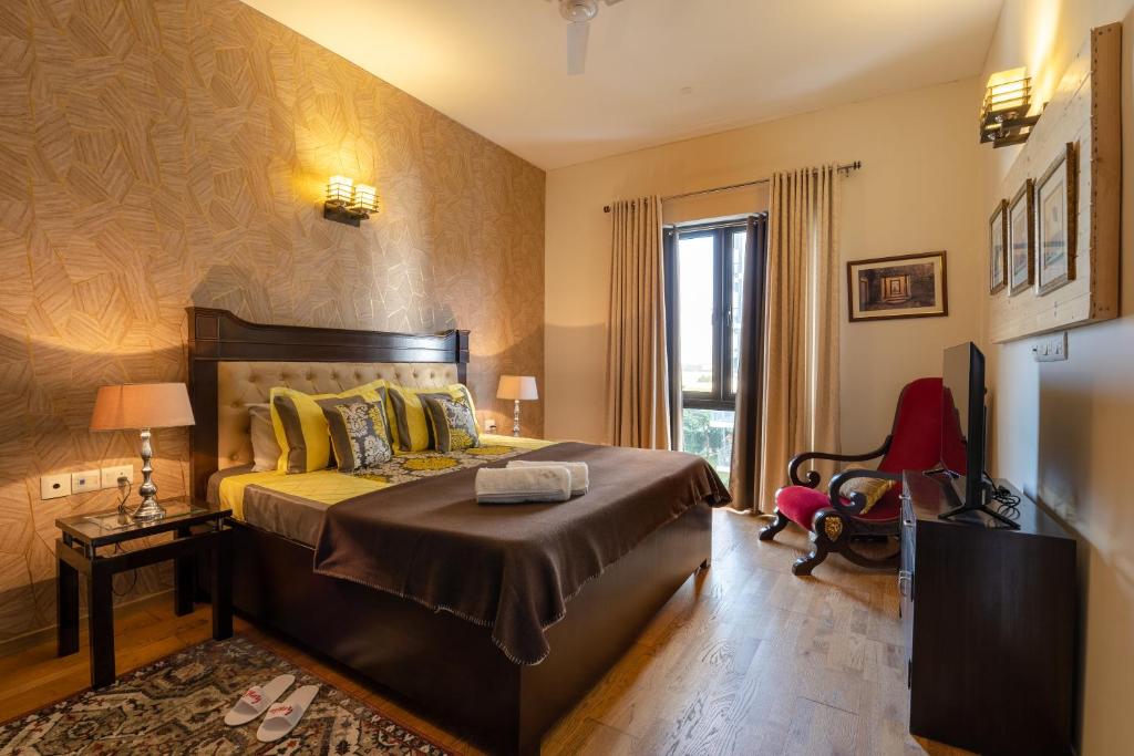 Postel nebo postele na pokoji v ubytování Hostie Enigma - luxury 2BR apt near Golf Course Road