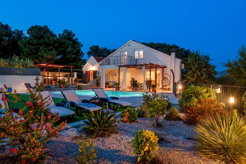 希貝尼克的住宿－Villa Plenča green sea near to the sea - heated pool，庭院中带游泳池的房子